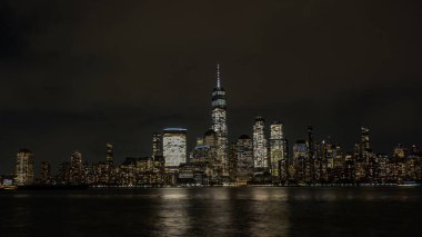 Dünya Ticaret Merkezi gece ufuk çizgisi. Gece vakti bir Dünya Ticaret Merkezi. Dünya Ticaret Merkezi Anıtı. New York City gökdelenleri. Özgürlük Kulesi