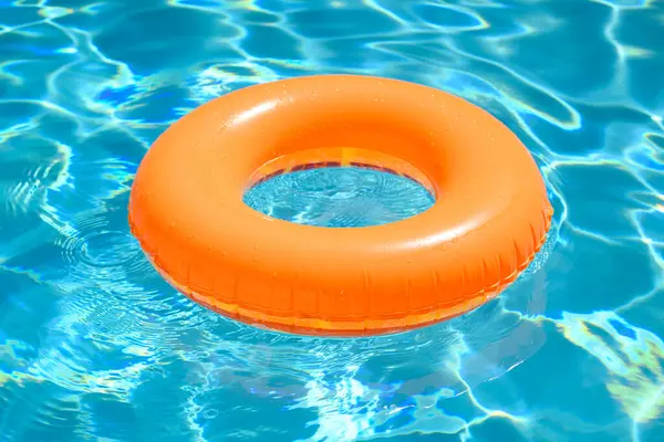 Yaz dönemi. Yaz arkaplanı. Plaj oyuncağı. Yüzük yüzme havuzunda yüzer. Yaz tatili. Lastik daire. Şişirilebilir yüzme halkası