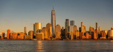 New York simgeleri. Bir Dünya Ticaret Merkezi. New York silueti. Hudson Nehri üzerindeki Dünya Ticaret Merkezi. İkiz Kuleler Anıtı. Dünya Ticaret Merkezi