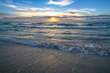 Deniz arka planı. Deniz bulutlu arka plan. Deniz üzerinde günbatımı ya da gündoğumu. Pankart için okyanus arkaplanı