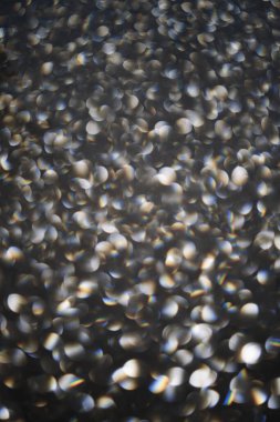 Gümüş Bokeh arka planı. Pırıl pırıl arka plan. Tatil geçmişi. Parlak dokular soyut arka planlar. Soyut Tatil. Bokeh geçmişi. Kopyalama alanı olan soyut arkaplan