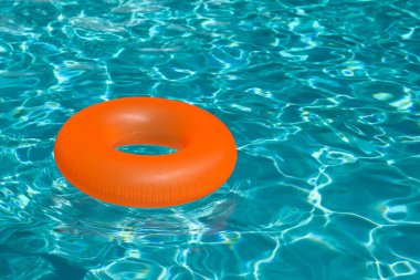Yaz tatili geçmişi. Yaz konsepti. Havuzda lastik yüzük. Yüzme havuzunda yüzen renkli şişme halka. Yaz reklamı. Reklam için boşluk kopyala