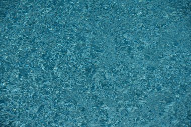 Yüzme havuzu suyu. Havuz suyunun yüzeyi. Arka plan için mavi okyanus ya da deniz. Havuz suyunun en üst görüntüsü. Grafik tasarımı için su