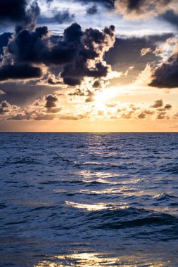 Renkli gökyüzü. Dramatik gökyüzü günbatımı arka planı. Okyanusun üstünde büyük bulut. Deniz zeminli bulutlu gökyüzü