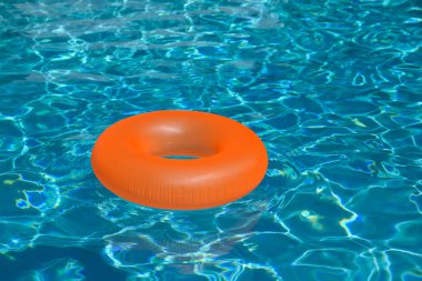 Yaz tatili kavramı. Havuzda lastik yüzük. Yüzme havuzunda yüzen renkli şişme halka. Yaz reklamı. Yaz reklamı