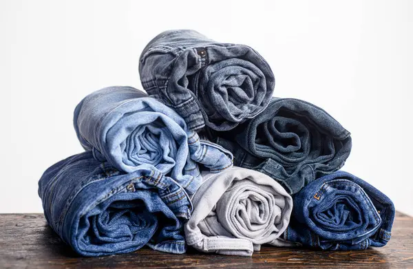 Pantolon pantolonu. Kot pantolon deseni. Denim pantolon arka planı. Denim satışları. Kotun kumaş dokusu. Pantolon pantolonu. Mavi kot kumaş. Denim dokusu