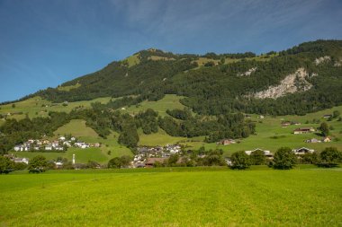İsviçre 'de yeşil tarlaları olan bir manzara. İsviçre kırsal arazisi. Dağlardaki dağlık çayırlarda. İsviçre Alplerinde dağlar. İsviçre Alpleri. Panoramik görünüm