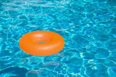 Yaz tatili. Yaz tatili. Havuzda lastik yüzük. Yüzme havuzunda yüzen renkli şişme halka. Yaz reklamı. Boşluğu kopyala