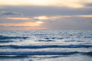 Okyanus dalgaları arka plana sıçrar. Manzaralı deniz manzarası. Doğa için deniz manzarası. Kumsalda dalgalar