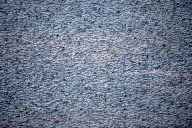 Yağmur damlası. Yağmur vakti. Düşen yağmur damlaları. Su altyapısı. Su yüzeyi. Su yüzeyi arka planı. Yağmur damlaları. Su damlası sıçradı. Yağmur damlalarından soyut bir şekil. Yağmur yağıyor