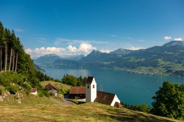 İsviçre kırsal arazisi. İsviçre Alp Dağları. Dağlarda, mavi gökyüzünün üzerinde dağlık çayırlarda. İsviçre Alplerinde dağlar. İsviçre 'deki dağların manzarası. Kırsal alan