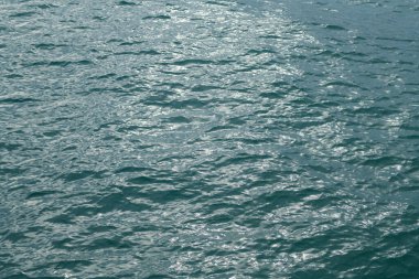 Soyut mavi deniz suyu. Arkaplan dokusu. Yüzme havuzunda ya da denizde su. Dalgalı su detayı geçmişi. Mavi deniz yüzeyi