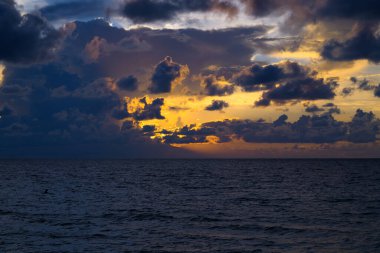 Dramatik gökyüzü arkaplanı. Kara fırtınalı bulutlu gökyüzü. Dramatik gökyüzü ile gün batımı deniz manzarası. Bulutlu gökyüzü