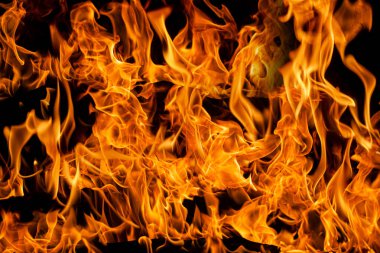 Yangın arka planı. Şenlik ateşi. Siyah arka planda ateş dokusu. Sancak için alevler arka planda. Yanan alevler. Ateş dokusu