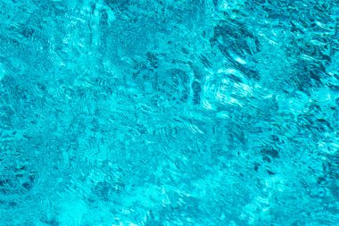 Havuz suyu yüzeyi. Mavi su dokusu. Mavi su yüzeyini kapatın. Deniz yüzeyi havadan görünüyor. Mavi yüzme anketi su yüzeyi. Desen dokusu