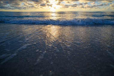 Gökyüzü ile deniz batımı. Okyanus ve gökyüzü arkaplanı. Sancak için doğa gökyüzü ve deniz arka planı. Okyanus suyu. Bulutlu gökyüzü ile gün batımı deniz manzarası