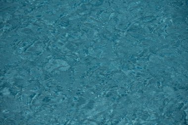Yüzme havuzu su yüzeyinin arka planı. Havuz suyu yüzeyi. Su dokusu. Yüzme havuzu yüzeyi. Mavi su arkaplanı