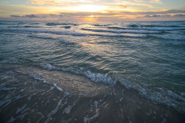 Deniz arka planı bulutlu gökyüzü. Okyanus sahilinde gün batımı ya da gün doğumu. Web tasarımı için fotoğraf