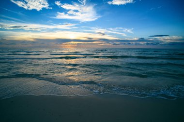 Bulutlu arka planda gün doğumu. Akşamları deniz manzarası. Okyanus dalgaları arka planı