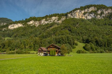 İsviçre Alpleri. Dağlardaki dağlık çayırlarda. İsviçre manzarası. İsviçre Alplerinde dağlar. Panoramik manzara. İsviçre 'deki dağların manzarası. Dağlar manzarası