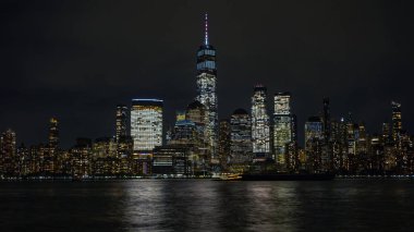 Dünya Ticaret Merkezi gece ufuk çizgisi. Gece vakti bir Dünya Ticaret Merkezi. Dünya Ticaret Merkezi Anıtı. New York City gökdelenleri. Özgürlük Kulesi