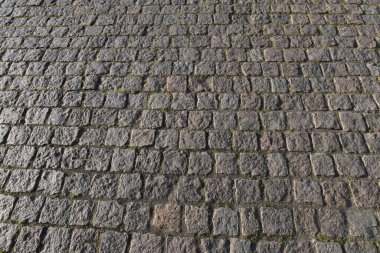 Taş yol arka plan dokusu. Parke taşlı yolun desenli arka planı. Tuğladan yapılmış yol. Taş ve asfaltlı yol. Kaldırım arkaplanı