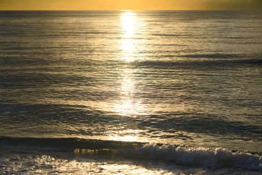 Dalga arka planı. Okyanus Dalgaları. Doğa için deniz manzarası. Kumsalda dalgalar.