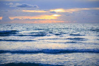 Dalgalar arka plana sıçrıyor. Okyanus dalgaları arka planı. Okyanus ya da deniz dalgaları. Gökyüzü ve bulutlar arka plan