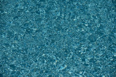 Yüzme havuzu suyu. Havuz suyunun yüzeyi. Arka plan için mavi okyanus ya da deniz. Havuz suyunun en üst görüntüsü. Grafik tasarımı için su