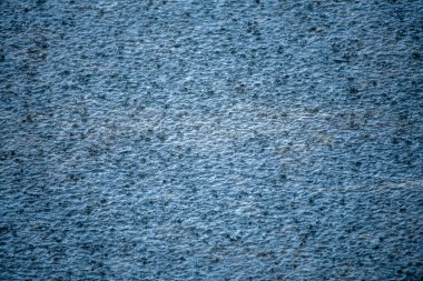 Yağmur. Yağmur vakti. Düşen yağmur damlaları. Su altyapısı. Su yüzeyi. Su yüzeyi arka planı. Yağmur damlaları. Su damlası sıçradı. Dışarıda yağmur yağıyor.