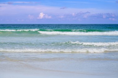 Okyanus dalgaları ve plaj arka planı. Okyanus ya da deniz dalgaları. Gökyüzü ve bulutlar arka plan. Dalgalar arka plana sıçrıyor. Okyanus Dalgaları. Doğa arkaplanı için deniz manzarası