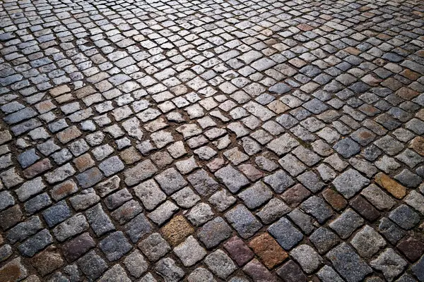 Bricks Yolu 'nun arka planı. Bricks Yolu 'ndaki arka planda. Taş kaplama kaldırım. Tuğla yüzey. Sert tuğlalı yol. Taş kaldırım dokusu