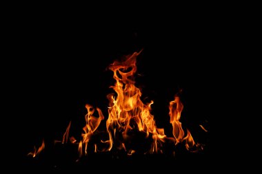 Yangın arka planı. Şenlik ateşi. Siyah arka planda ateş dokusu. Soyut yangın arka planı. Büyük yanan ateş