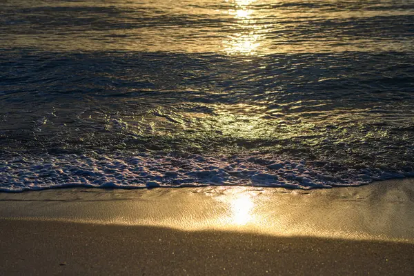 Okyanus Dalgası. Manzaralı deniz manzarası. Kumsalda dalgalar. Arkaplan için Waterscape