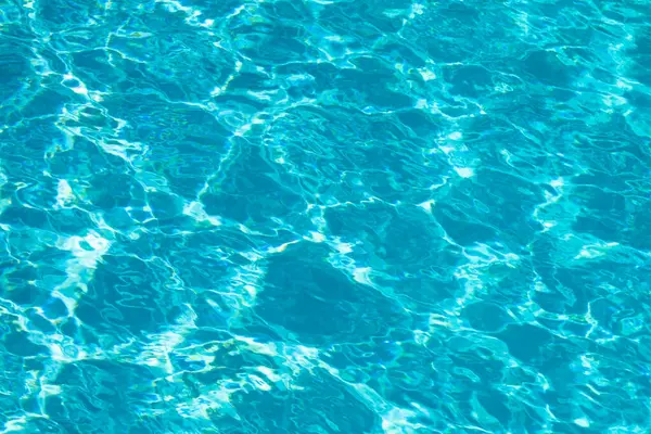Havuz suyu. Arkaplan dokusu. Yüzme havuzunda su. Dalgalı su detayı geçmişi. Mavi su yüzeyi