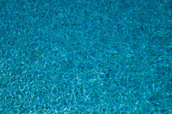 Yüzme havuzu su dokusu. Su yüzeyinin arka planı. Havuz suyu yüzeyi. Havuz suyu yüzeyi