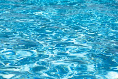 Mavi su dokusu arka planı. Havuz suyu yüzeyinin arka planı. Mavi su yüzeyi. Mavi havuz suyu dokusu. Yüzme havuzunun yüzeyi