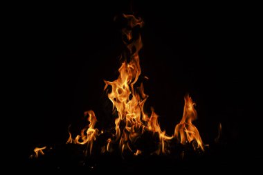 Yangın arka planı. Şenlik ateşi. Siyah arka planda ateş dokusu. Soyut yangın arka planı. Büyük yanan ateş