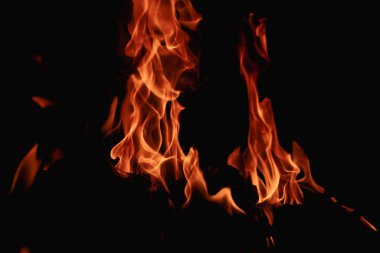 Siyah arka planda yangın. Yangın arka plan kıvılcımları. Soyut alevler arka planı. Yanan ateş. Siyah arkaplanda ateşin dokusu