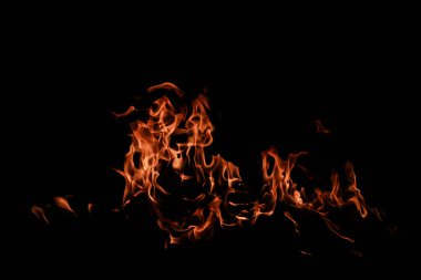 Yangın arka plan kıvılcımları. Soyut alevler arka planı. Yanan ateş. Siyah arka planda ateş dokusu. Reklam için kopyalama alanı olan alevi ateşle