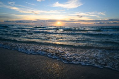 Suyun üzerinde ufuk çizgisi. Okyanus dalgaları arka planı. Huzurlu deniz manzarası. Dalgalar su sıçratıyor. Okyanus manzaralı