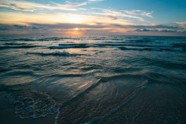 Suyun üzerinde ufuk çizgisi. Okyanus dalgaları arka planı. Huzurlu deniz manzarası. Dalgalar su sıçratıyor. Okyanus manzaralı