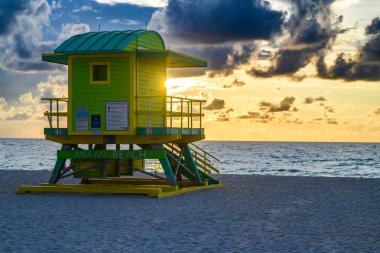 Florida güneşinde Miami Sahil Cankurtaranı. Güney sahilinde cankurtaran kulesi, güneşli bir günde, Miami Sahili, Florida. Miami Florida sahilindeki renkli cankurtaran kulübesi.