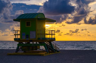 Miami Cankurtaran. Miami Sahili 'ndeki Jetty cankurtaran kulesi. Miami sahili sahili manzaralı. Güney Sahili cankurtaranı. Miami 'deki tropik cennet. Miamis sahilinde cankurtaran.