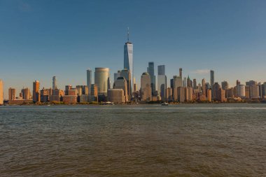 New York 'un simgeleri. New York Dünya Ticaret Merkezi. New York Şehri şehir yaşam tarzı konsepti. Hudson Nehri üzerindeki Dünya Ticaret Merkezi