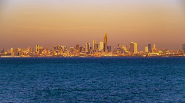 Dünya Ticaret Merkezi 'nin New York silueti. Bir Dünya Ticaret Merkezi. Hudson Nehri üzerinde Manhattan Skyline olan New York şehri manzarası. WTC