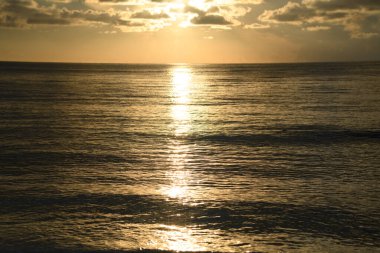 Okyanus manzarası ve plaj arka planı. Güneşli bir günde okyanus suyu. Okyanus suyu olan kumlu bir sahil. Manzaralı deniz manzarası. Okyanus sahili tatili