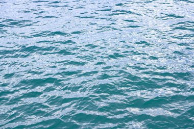 Okyanus suyu yüzeyi. Su dokusu. Deniz yüzeyi. Mavi turkuaz deniz suyu arka planı. Aqua deniz su yüzeyinin arka planı