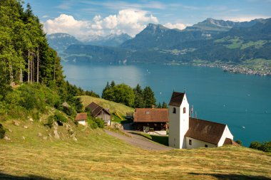Manzaralı arka plan. İsviçre Alpleri ve göl manzarası. İsviçre manzarası. İsviçre dağları ve göl. Alpler 'deki yeşil çayır manzaralı güzel bir yer. Ulusal Park. Yürüyüş ve seyahat