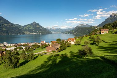 Manzara manzarası. İsviçre Alpleri ve göl manzarası. İsviçre manzarası. İsviçre dağları ve göl. Alpler 'deki yeşil çayır manzaralı güzel bir yer. Ulusal Park. Yürüyüş ve seyahat